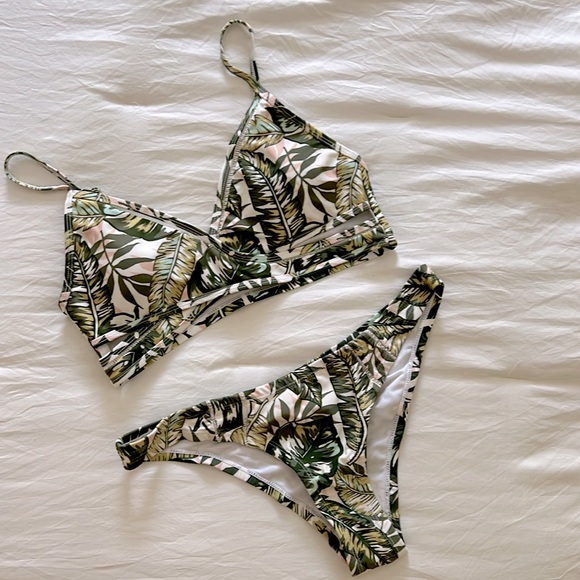 Cabana del Sol Wrap Bikini Set - Green Leaf Pattern - Picture 3 of 10
